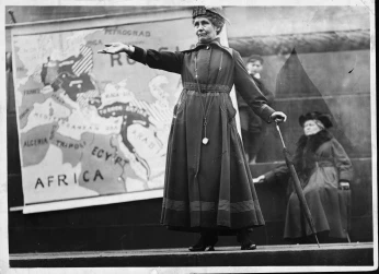 Emily Pankhurst s'adressant aux partisans du mouvement